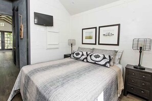 Iron/ironing board, WiFi, bed sheets - Tiny Homes | Low Country (Richmond)