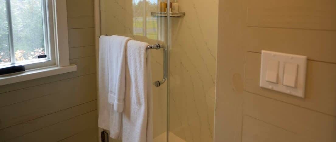 Dusche, Haartrockner, Shampoo