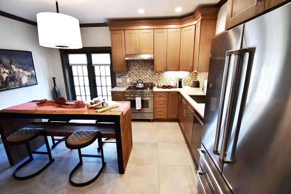 Coffee/tea maker, fridge, microwave, oven