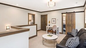 Un salon moderne comprenant un canapé, une table basse, un bureau et une chaise.