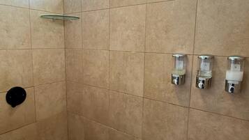 Secadora de cabello, toallas, jabón, papel de baño