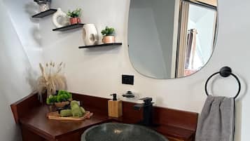 Secador de pelo, toallas, jabón y papel higiénico