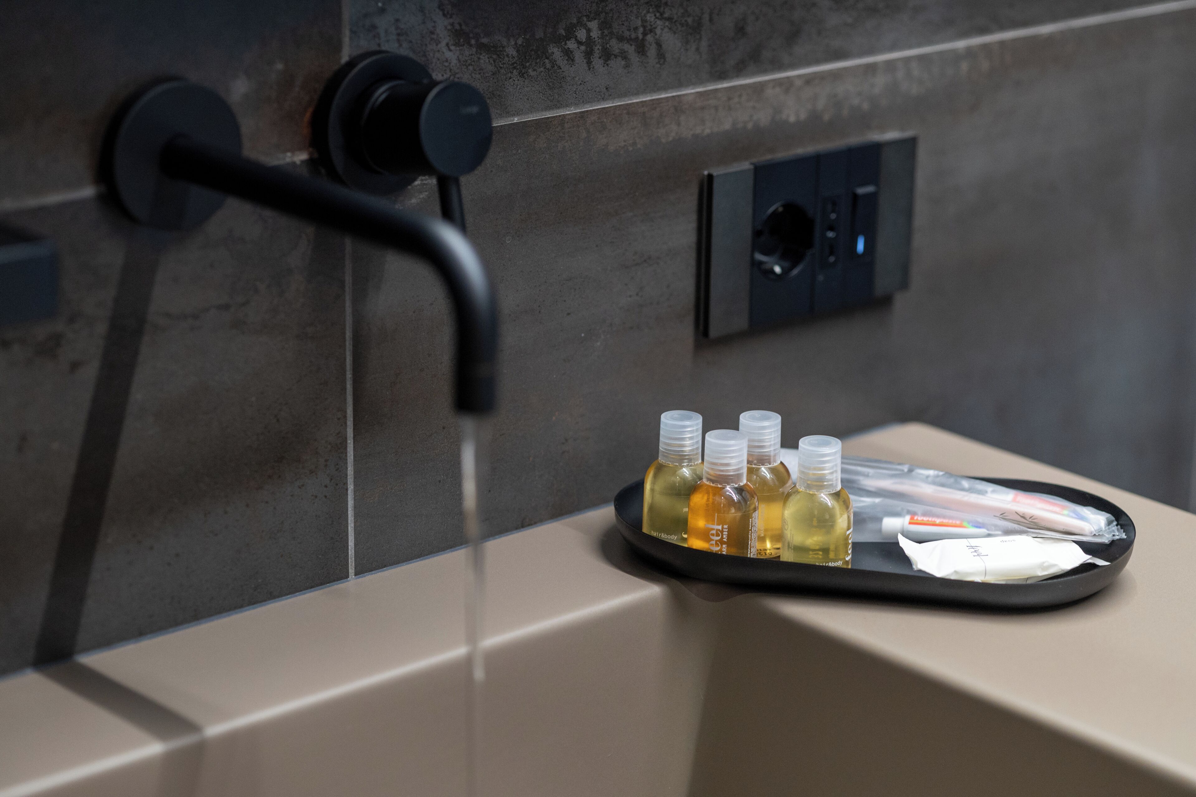 Douche, séchoir à cheveux, bidet, serviettes fournies