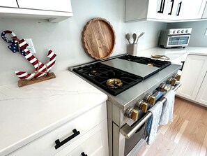 Private kitchen - Bolton Creekside Condo - Walk to lake, beaches, marinas, restaurants, shops (Bolton Landing)