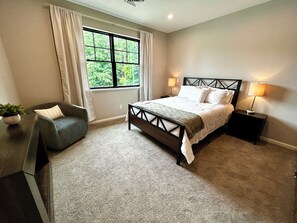 3 habitaciones, escritorio, tabla de planchar con plancha y wifi gratis