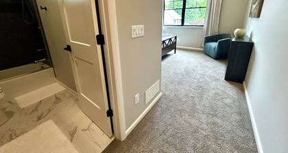 Bolton Creekside Condo - Walk to lake, beaches, marinas, restaurants, shops