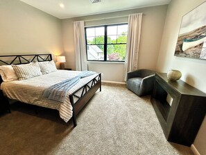 Room - Bolton Creekside Condo - Walk to lake, beaches, marinas, restaurants, shops (Bolton Landing)