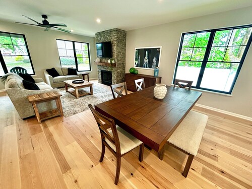 Bolton Creekside Condo - Walk to lake, beaches, marinas, restaurants, shops