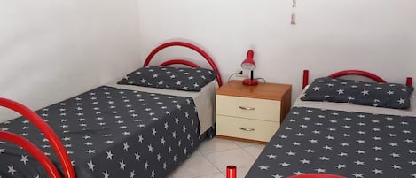 3 habitaciones, tabla de planchar con plancha y ropa de cama