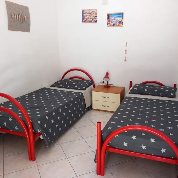 3 habitaciones, tabla de planchar con plancha y ropa de cama 