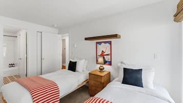 3 bedrooms, desk, WiFi, bed sheets