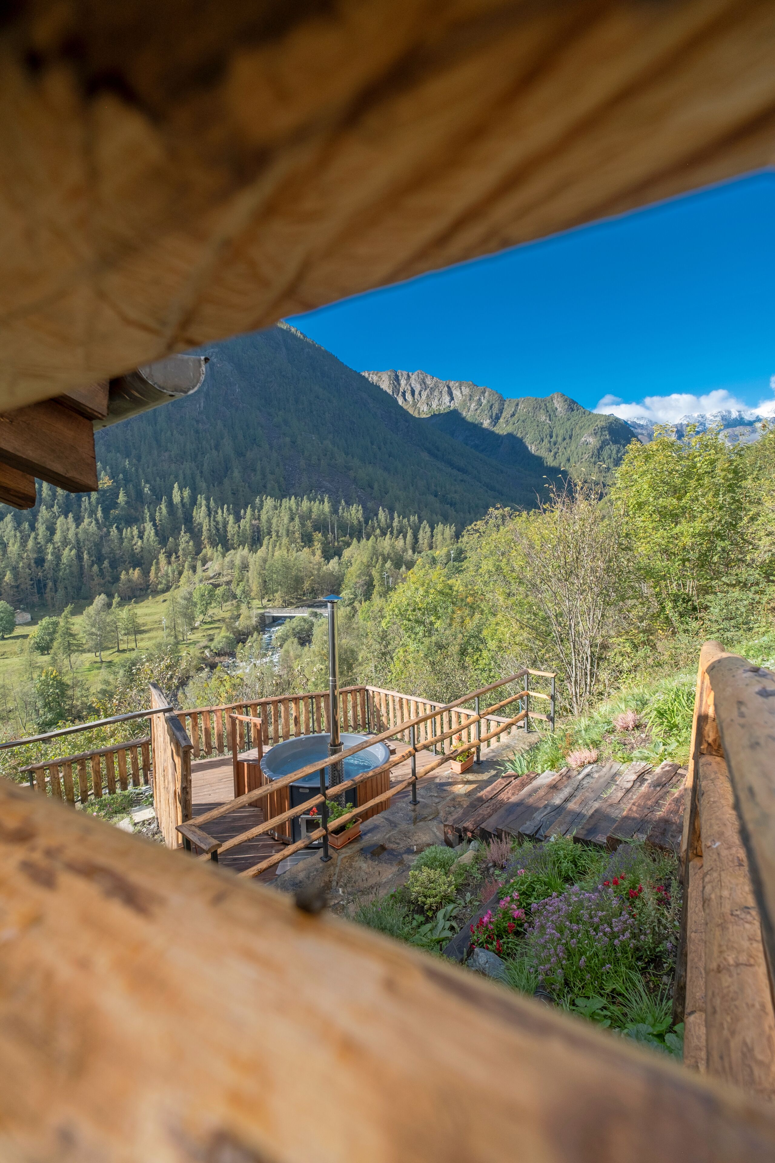 Un pontile di legno con vista su un paesaggio montuoso.