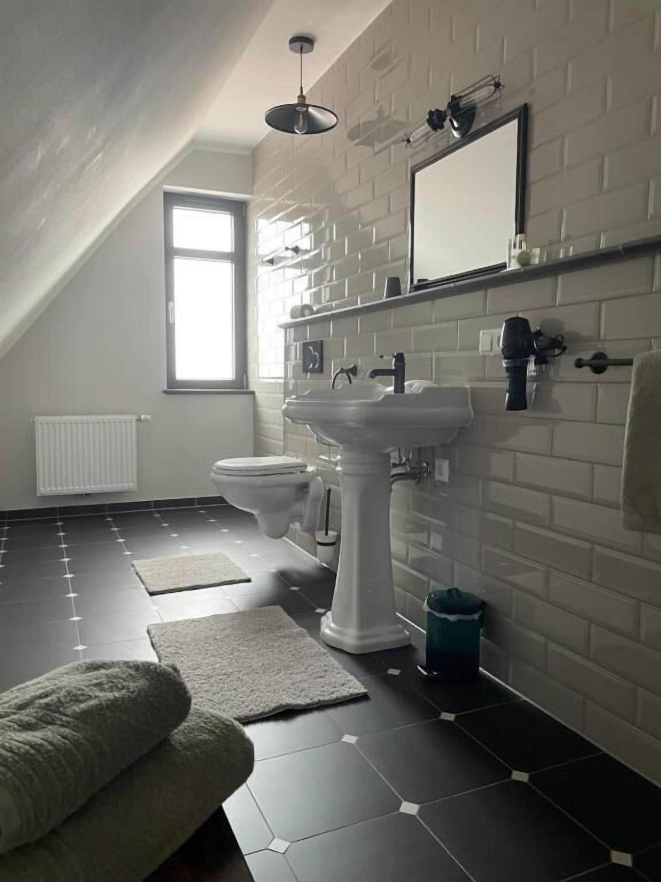 Habitación básica doble, vista a la ciudad | Baño