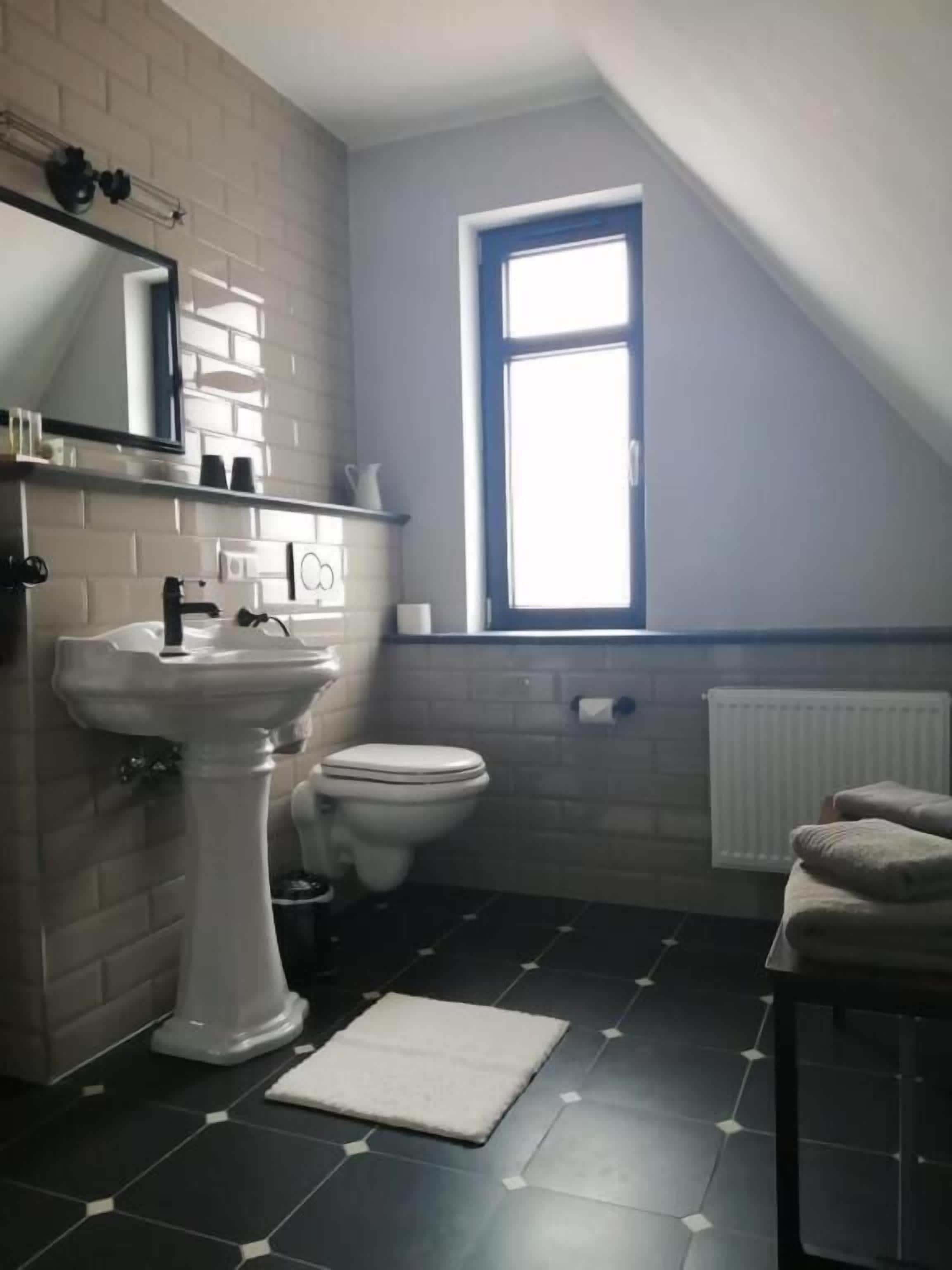 Basic-Doppelzimmer 6 | Badezimmer