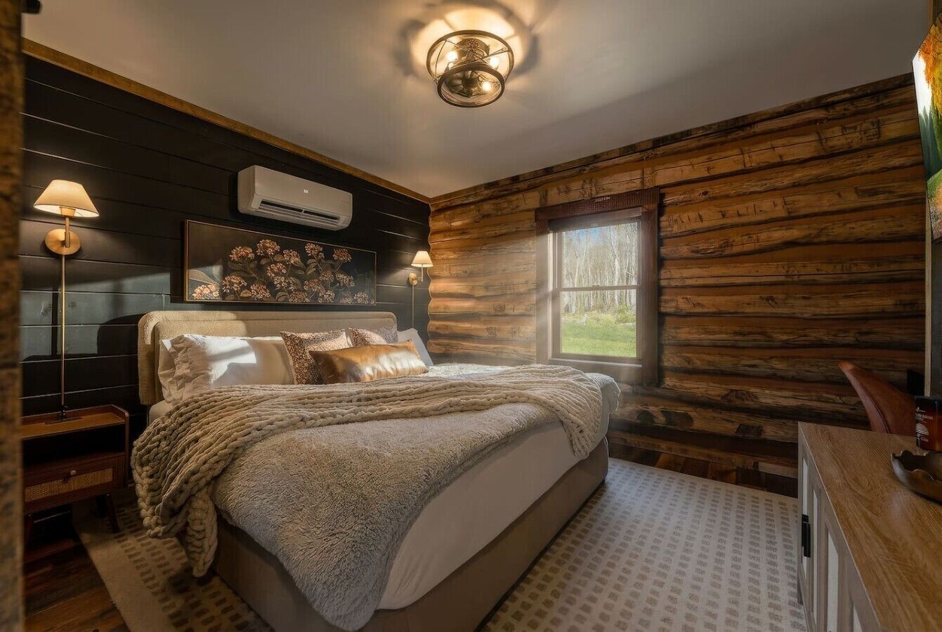 Desk, WiFi, bed sheets