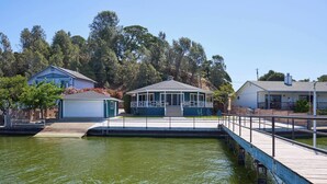 Une propriété située au bord de l’eau, dotée d’un quai, d’un pavillon couvert et d’un garage.