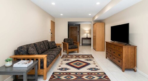 Peaceful log cabin retreat with wildlife, mountain and lake views