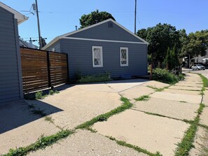 Property grounds - Cottage Style House in Milwaukee’s Bay View Neighborhood – 1 Block from the Lake (Milwaukee)