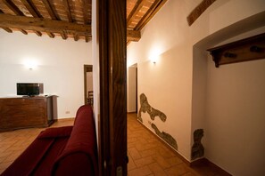 Living area - Apartment 7 with Terrace - La Ferriera Residence with Pool (Loro Ciuffenna)