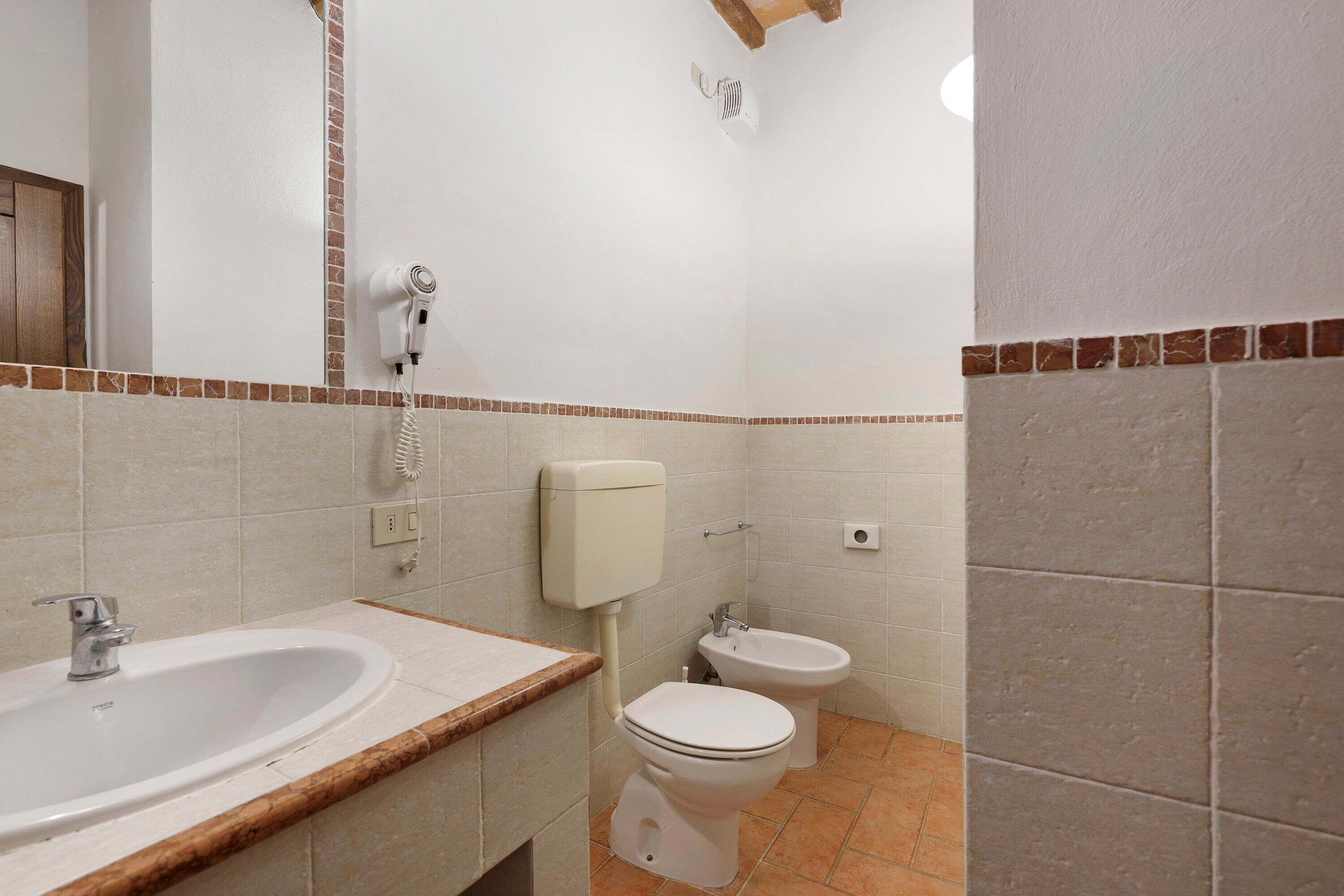 Douche, sèche-cheveux, serviettes fournies