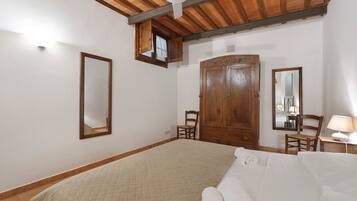2 quartos, ferros/tábuas de passar roupa, Wi-Fi, roupa de cama