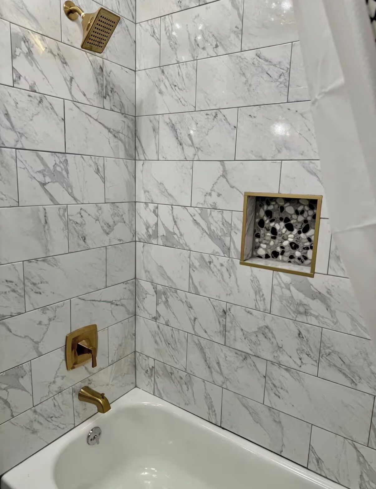 Sèche-cheveux, serviettes fournies, savon, papier toilette