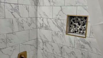 Sèche-cheveux, serviettes fournies, savon, papier toilette