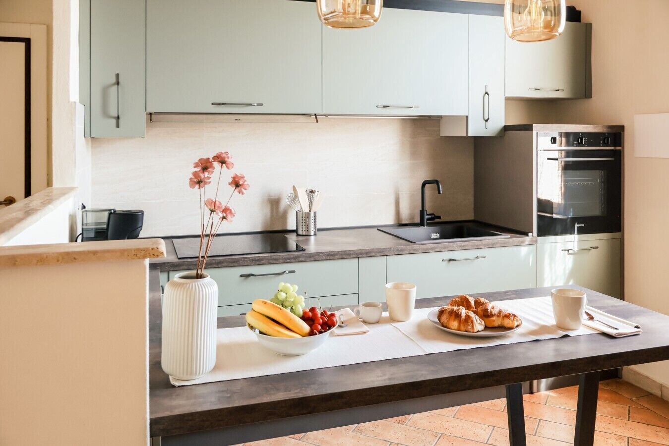 Wasserkocher mit Kaffee-/Teezubehör, Kühlschrank, Ofen, Herdplatte