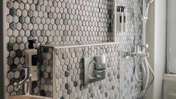 Deluxe Apartment, Canal View | Bathroom