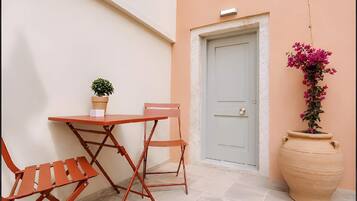 Deluxe Apartment, Canal View | Outdoor dining