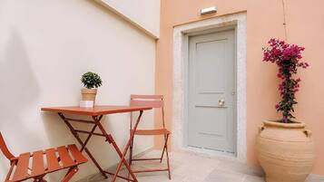 Apartamento Deluxe, vistas al canal | Restaurante al aire libre