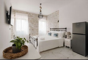Deluxe Apartment, Canal View | Blackout curtains, soundproofing, free WiFi