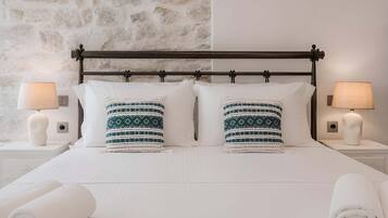 Deluxe Apartment, Canal View | Blackout drapes, soundproofing, WiFi (free)