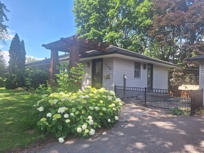 Property grounds - Spacious 5-bedroom house in Bloomington (Minneapolis)