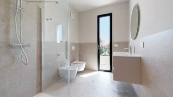 Douche, sèche-cheveux, serviettes fournies