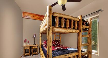 Luxury Mountain Chalet •Sleeps 23 • Hot Tub •Views