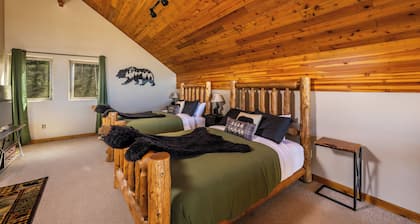 Luxury Mountain Chalet •Sleeps 23 • Hot Tub •Views