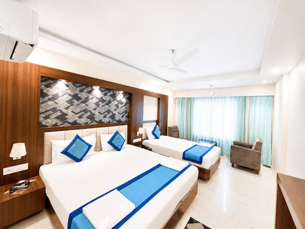 Habitación triple superior | Ropa de cama de alta calidad y escritorio