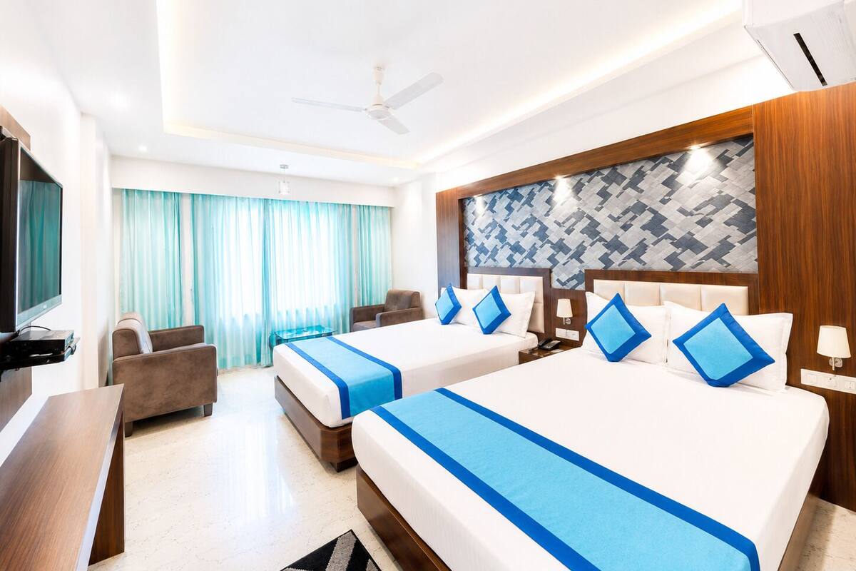 Habitación cuádruple superior | Ropa de cama de alta calidad y escritorio