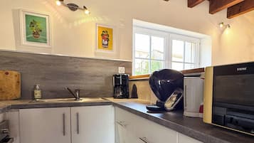 Cafetera/tetera, refrigerador, microondas, horno