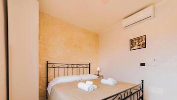 7 bedrooms, WiFi, bed sheets