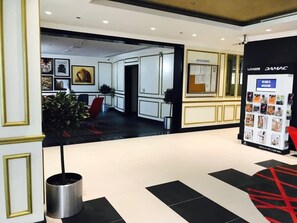 Lobby - Vogue, Arjan Lincoln Park Sheffield near Miracle Garden (Arjan)