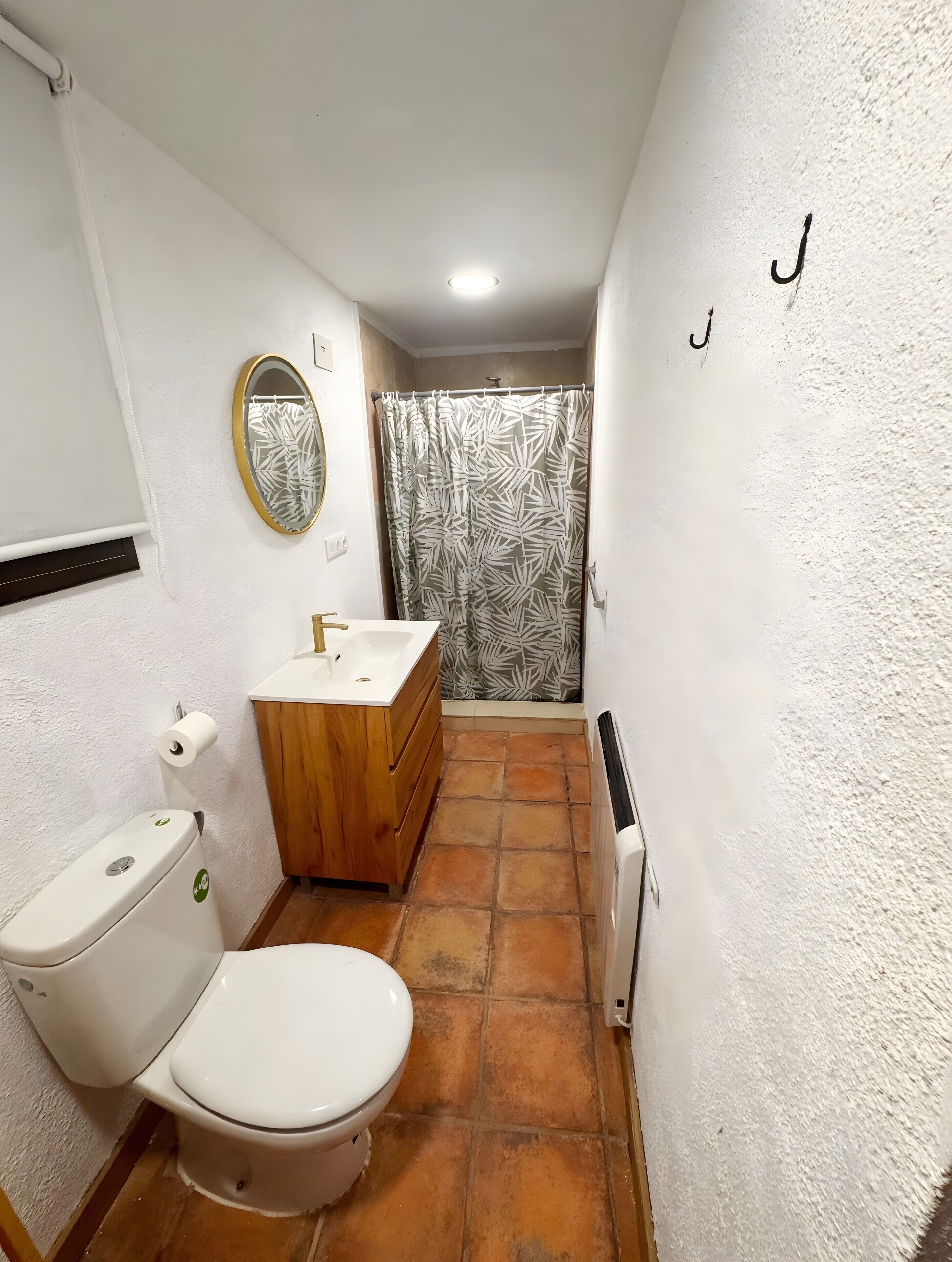 Douche, sèche-cheveux, serviettes fournies