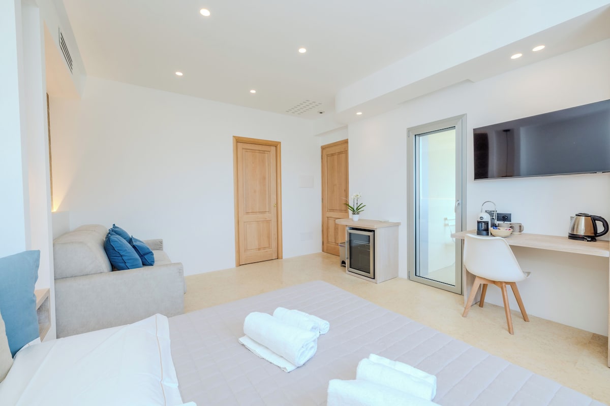 Junior Suite, Balcony, Sea View | Desk, laptop workspace, soundproofing, free WiFi