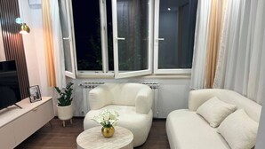 Un soggiorno moderno con divano, poltrona e tavolino.