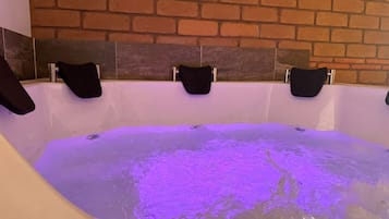 Indoor spa tub