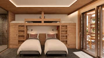 Ein Schlafzimmer mit einem Etagenbett, einem Schreibtisch und einem Stuhl.