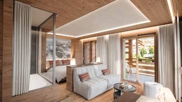 Ein modernes Hotelzimmer mit Holzboden, einem großen Bett, einer Couch, einem Couchtisch und Blick auf eine gebirgige Landschaft durch das Fenster.