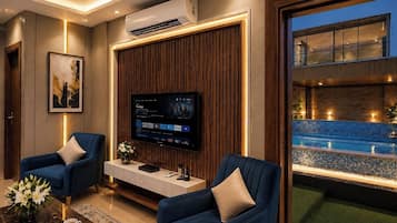 Habitación Deluxe con 1 cama matrimonial o 2 individuales, vista a la ciudad | Área de sala de estar | Impresora