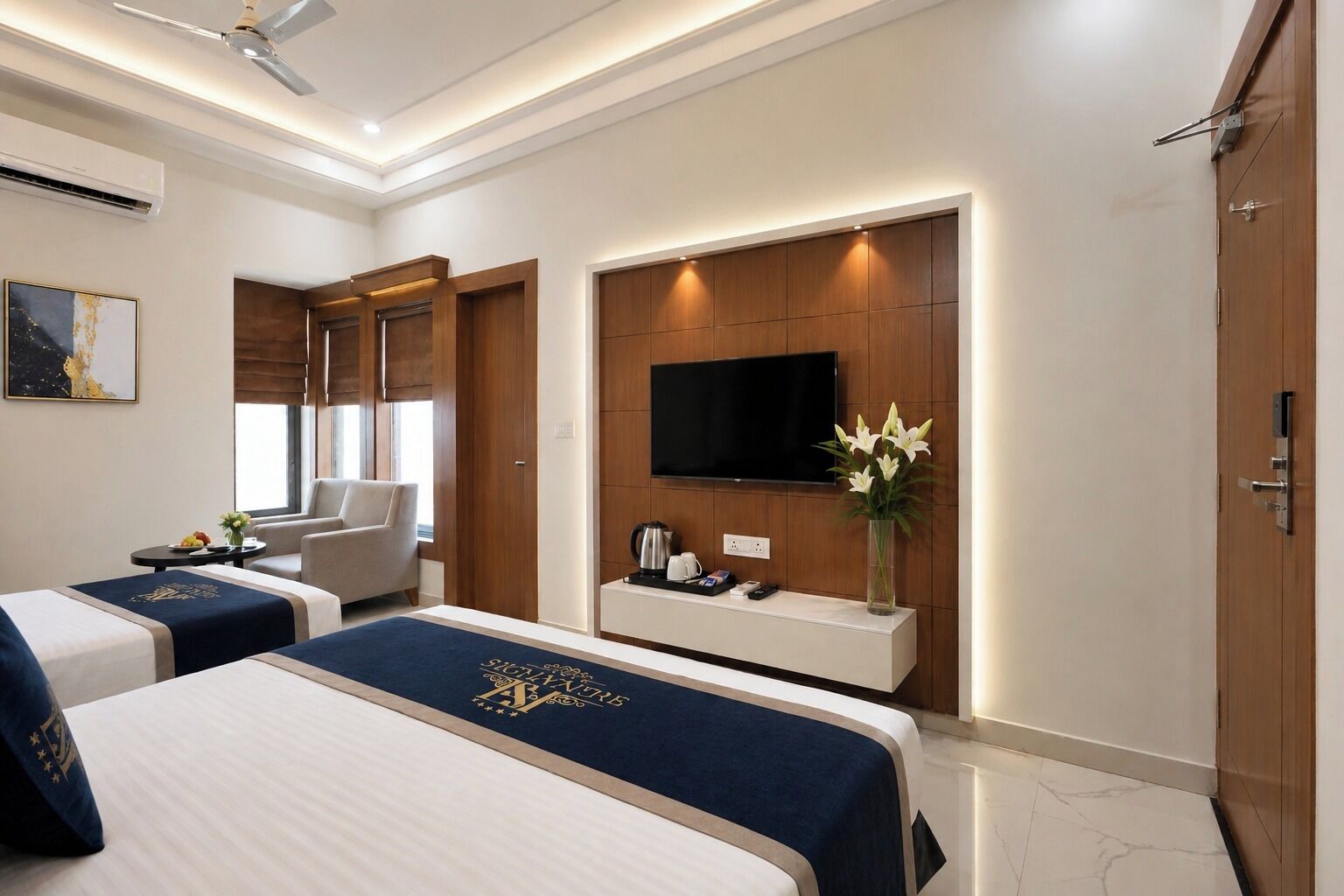 Habitación de hotel con dos camas, televisión, escritorio, silla y armario.